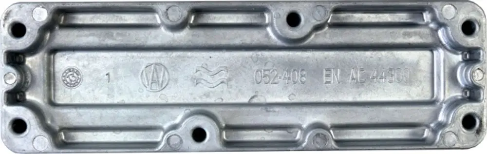 Reinigungsdeckel aus Aluminiumguss für MGK. Auf der Oberfläche sind verschiedene gestempelte Informationen und Logos zu erkennen, darunter das Logo der Marke Wolf.